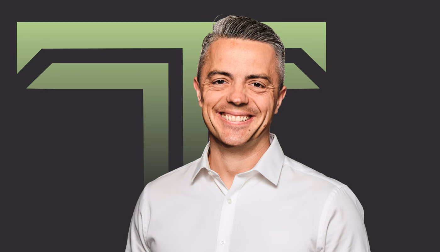 Thomas Schatton vor dem T&T-Logo