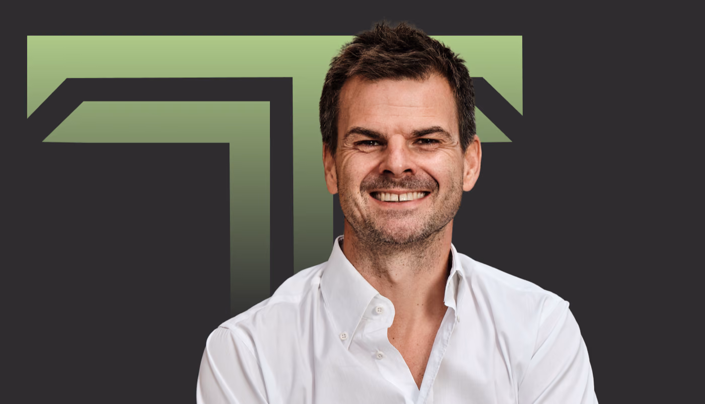 Torsten Greif vor dem T&T-Logo